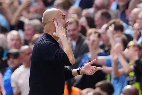 عقب صافرات الاستهجان ضده.. جوارديولا يوجه إشارات ساخرة لجماهير سيتي بعد هدف مرموش (فيديو)